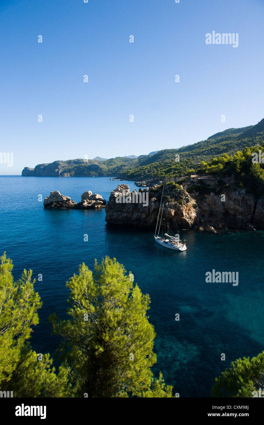 Cala Deia est une petite baie avec une petite plage et deux restaurants. De nombreux randonneurs de Soller prendre un déjeuner et une baignade ici. Banque D'Images