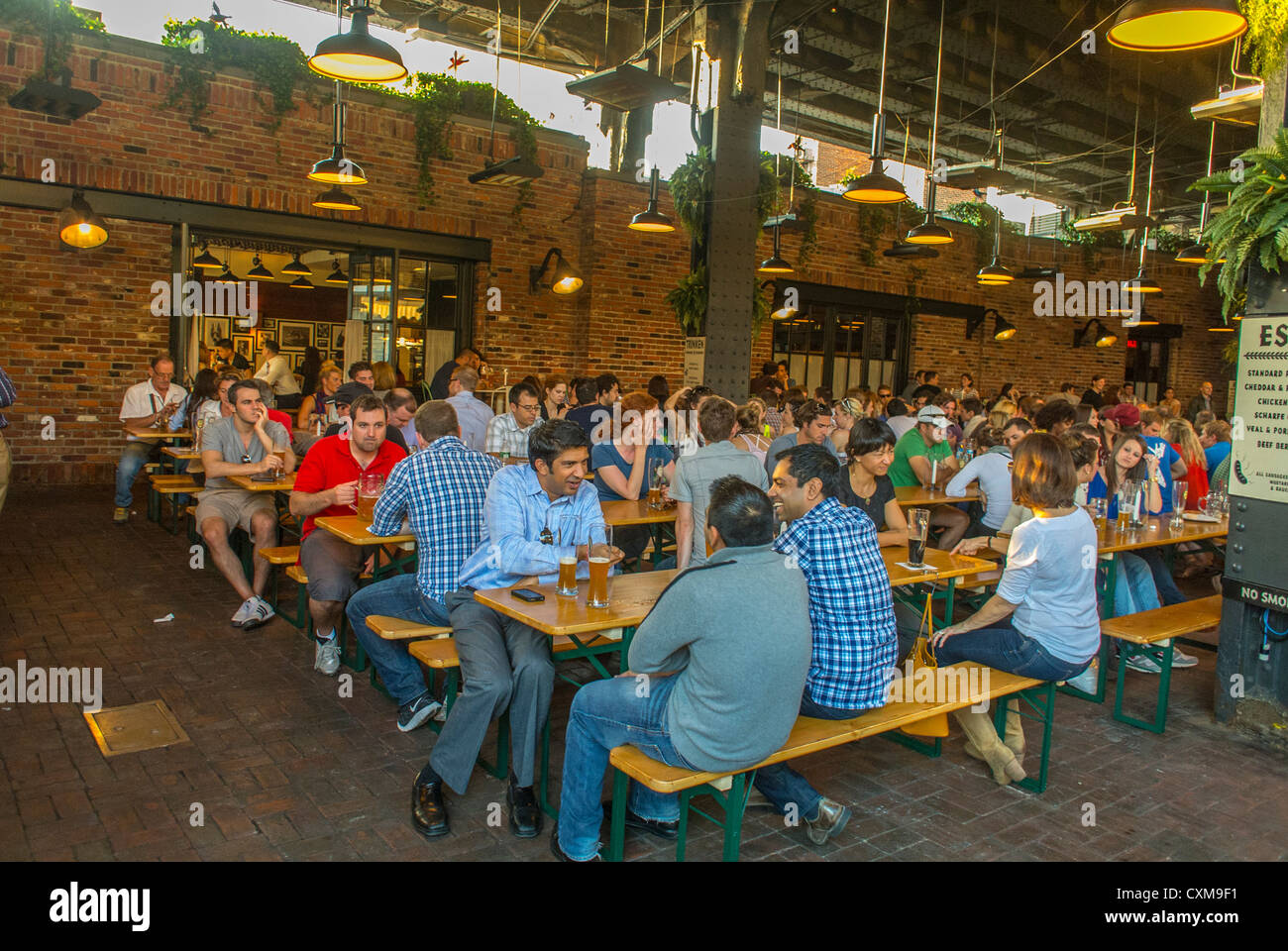 New York, NY, USA, les gens dans le café en plein air, "Biergarten" près de la ligne haute jardin, dans le Meatpacking District, Banque D'Images