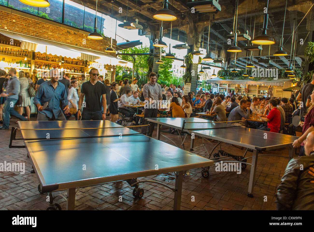 New York, NY, USA, les gens dans le café en plein air, "Biergarten" près de  la ligne haute jardin, dans le district de Meatpacking, jouer au ping-pong,  tennis de table Photo Stock -
