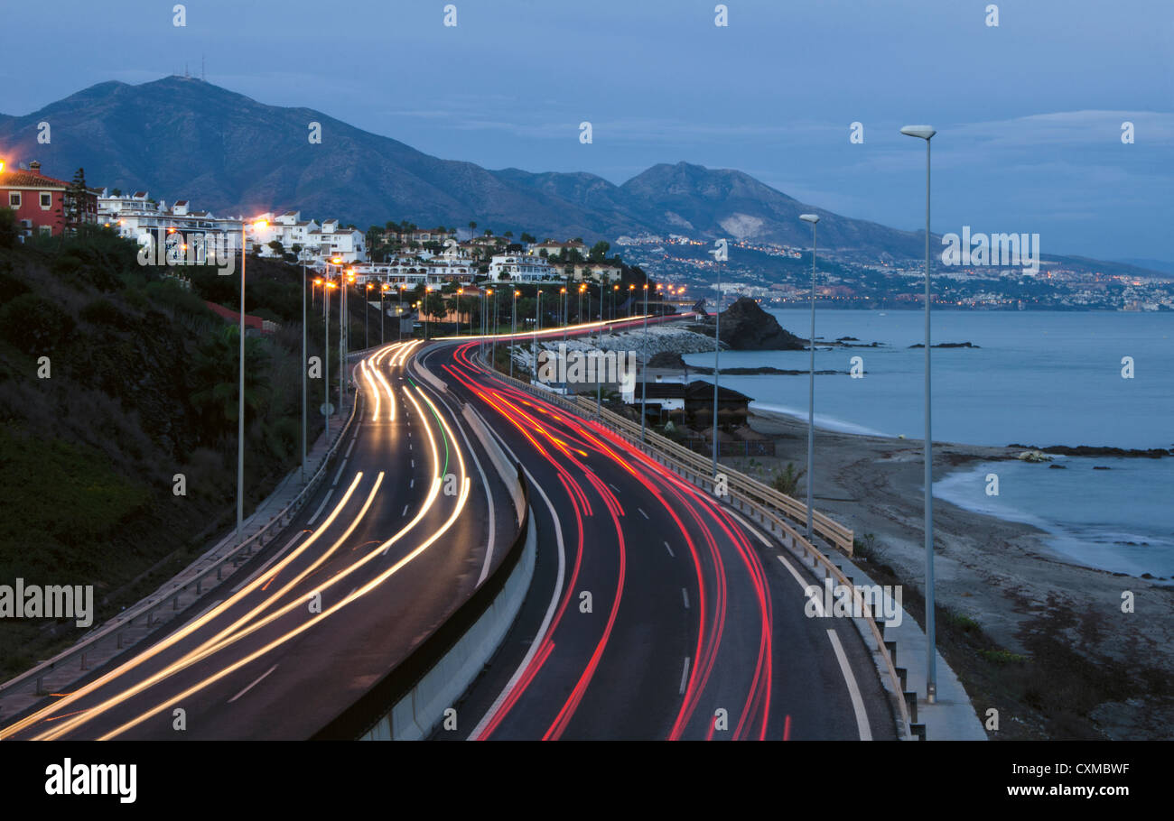 Malaga, route côtière N340 à Fuengirola, à Marbella, dans le sud de l'Espagne avec le trafic. L'Andalousie. Banque D'Images