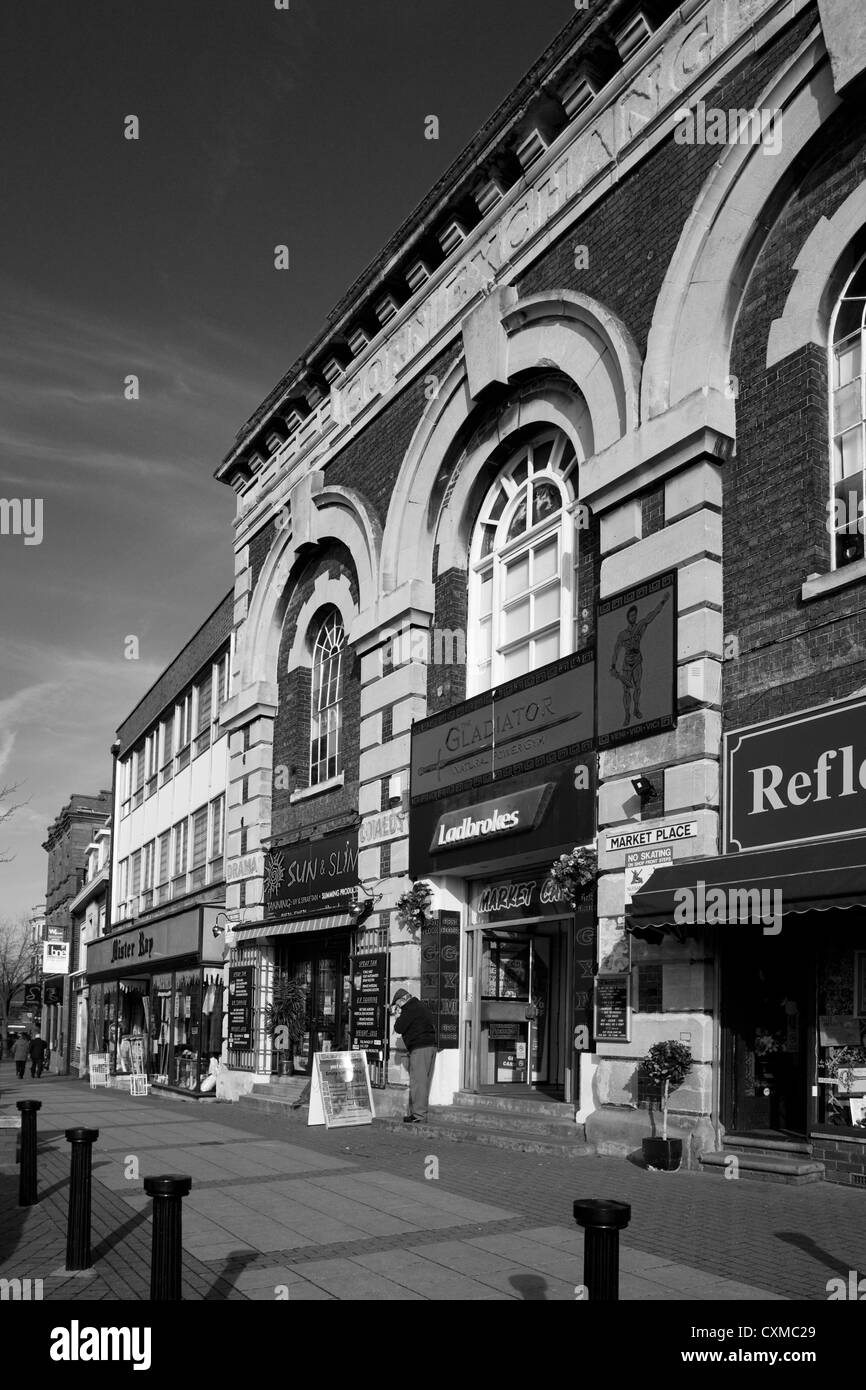 Vue d'une rangée de boutiques sur la Place du marché dans le centre-ville de Kettering, Northamptonshire, Angleterre Banque D'Images