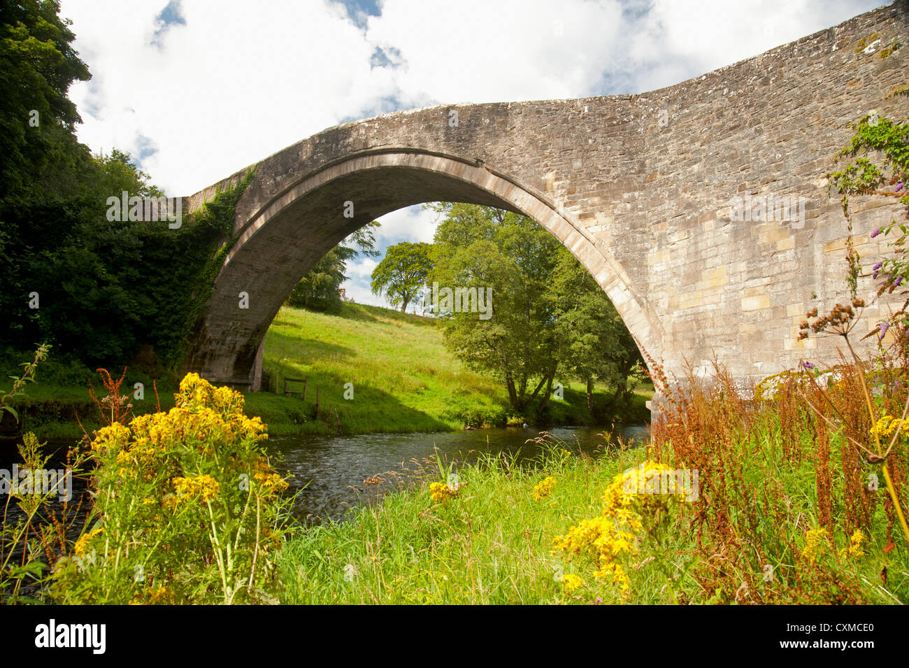 Le Brig o' Doon, la fin du moyen pont voûté unique sur la rivière Doon, Alloway, l'Ayrshire. L'Écosse. 8614 SCO Banque D'Images