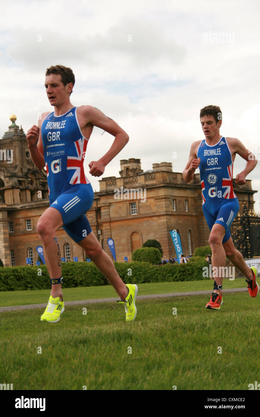 Brownlee brothers termine premier au Triathlon 2012 GE. Il a eu lieu dans le célèbre Palais de Blenheim. Oxford, Angleterre Banque D'Images