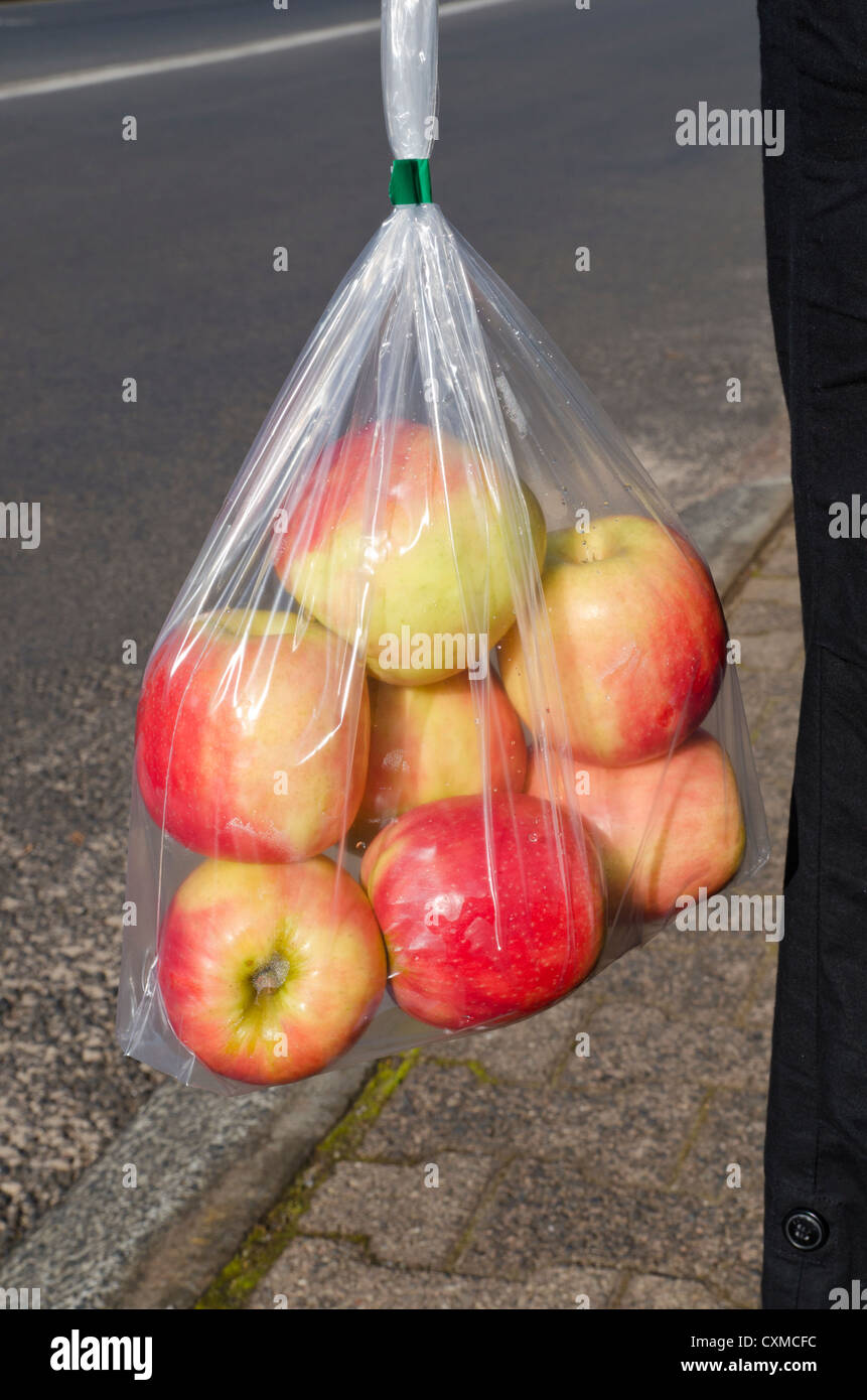 Sac de pommes en cours dans un sac en plastique Banque D'Images