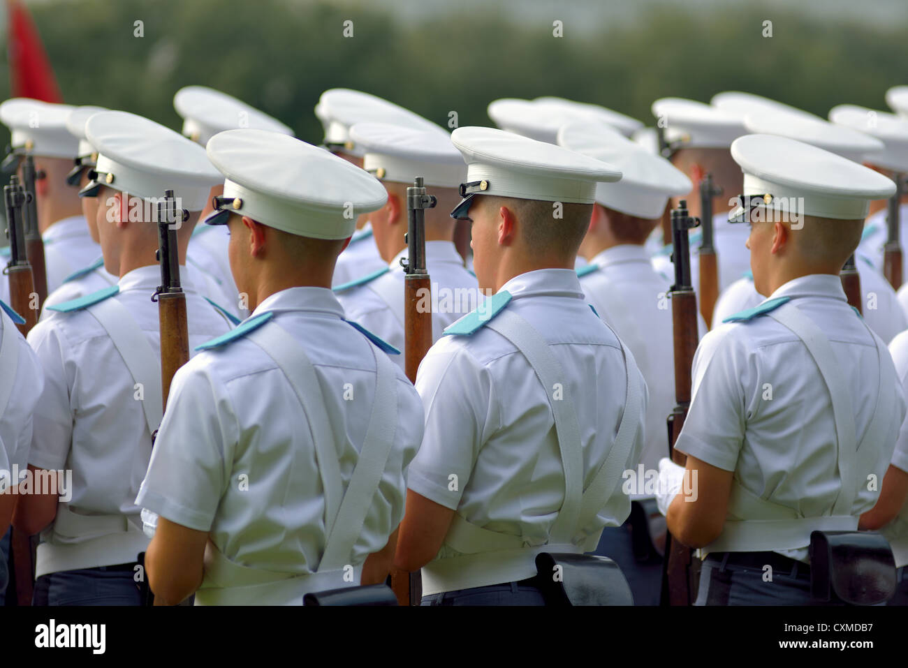 Présenter les armes : forer en parade des cadets Banque D'Images