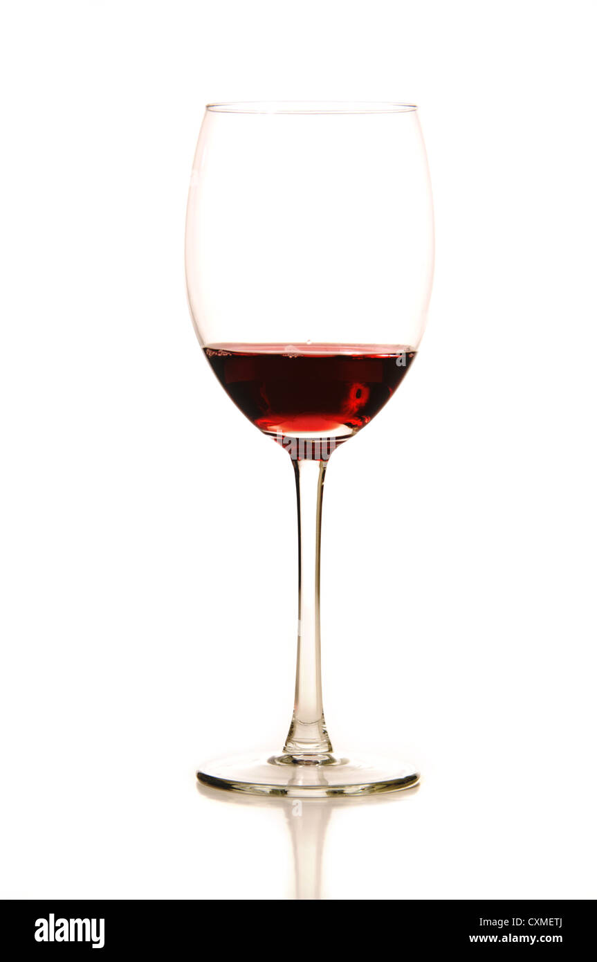 Un verre de vin est accompagné de vin sur un fond blanc Banque D'Images