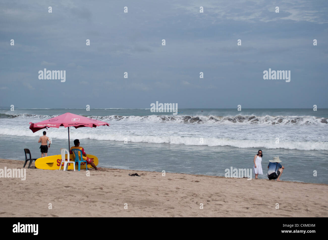 Des sauveteurs à la plage de Kuta, Bali Banque D'Images