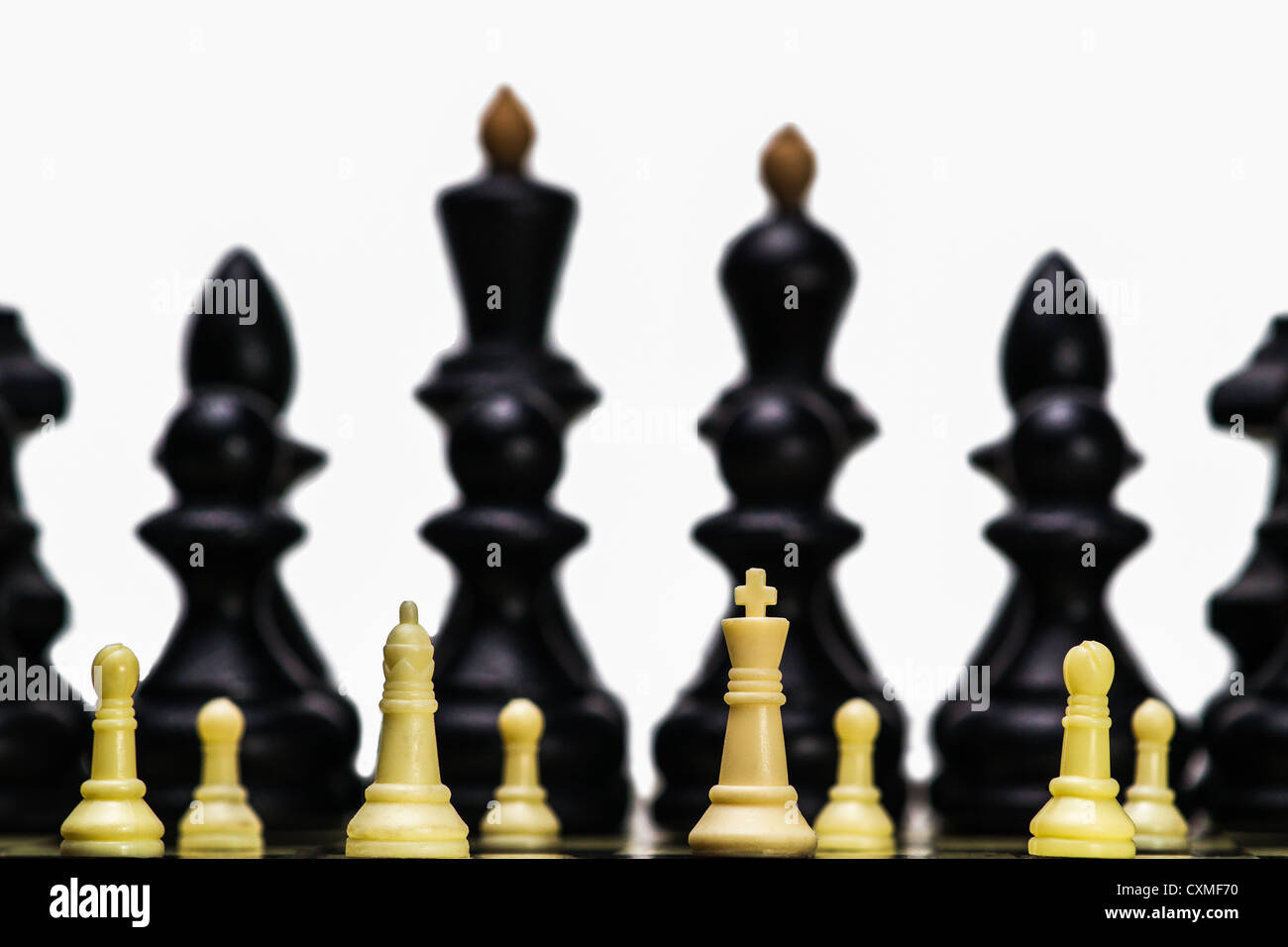 Contes d'échecs : superpuissance. Un petit jeu d'échecs géant blanc contre des chiffres noirs Banque D'Images