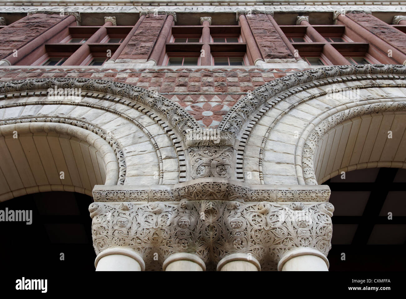 Façade en pierre calcaire sur Harvard Law School's Austin Hall, une conférence sur le campus de l'Université de Harvard, Cambridge, MA, USA Banque D'Images