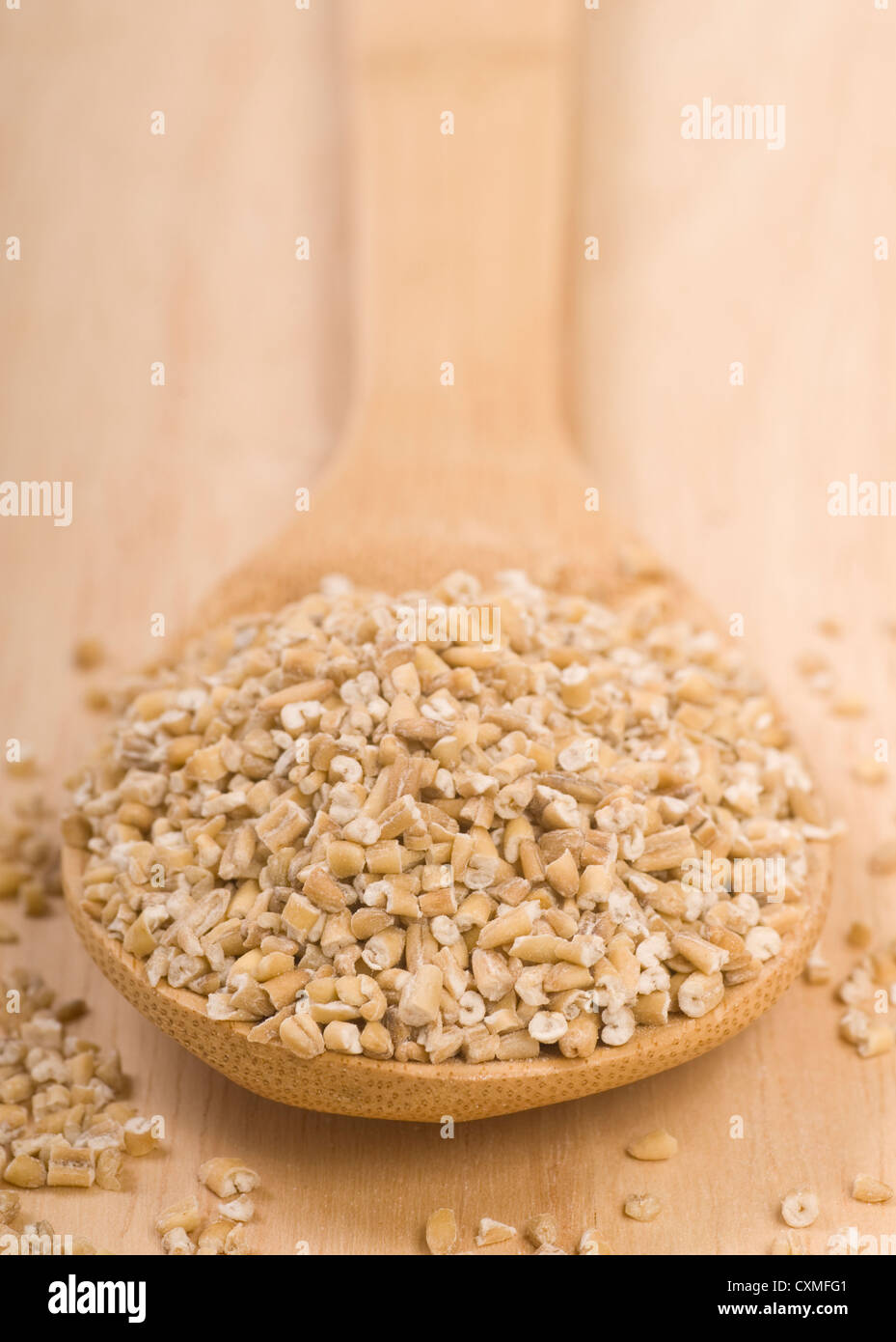 Acier frais couper l'avoine sur une cuillère en bois Banque D'Images