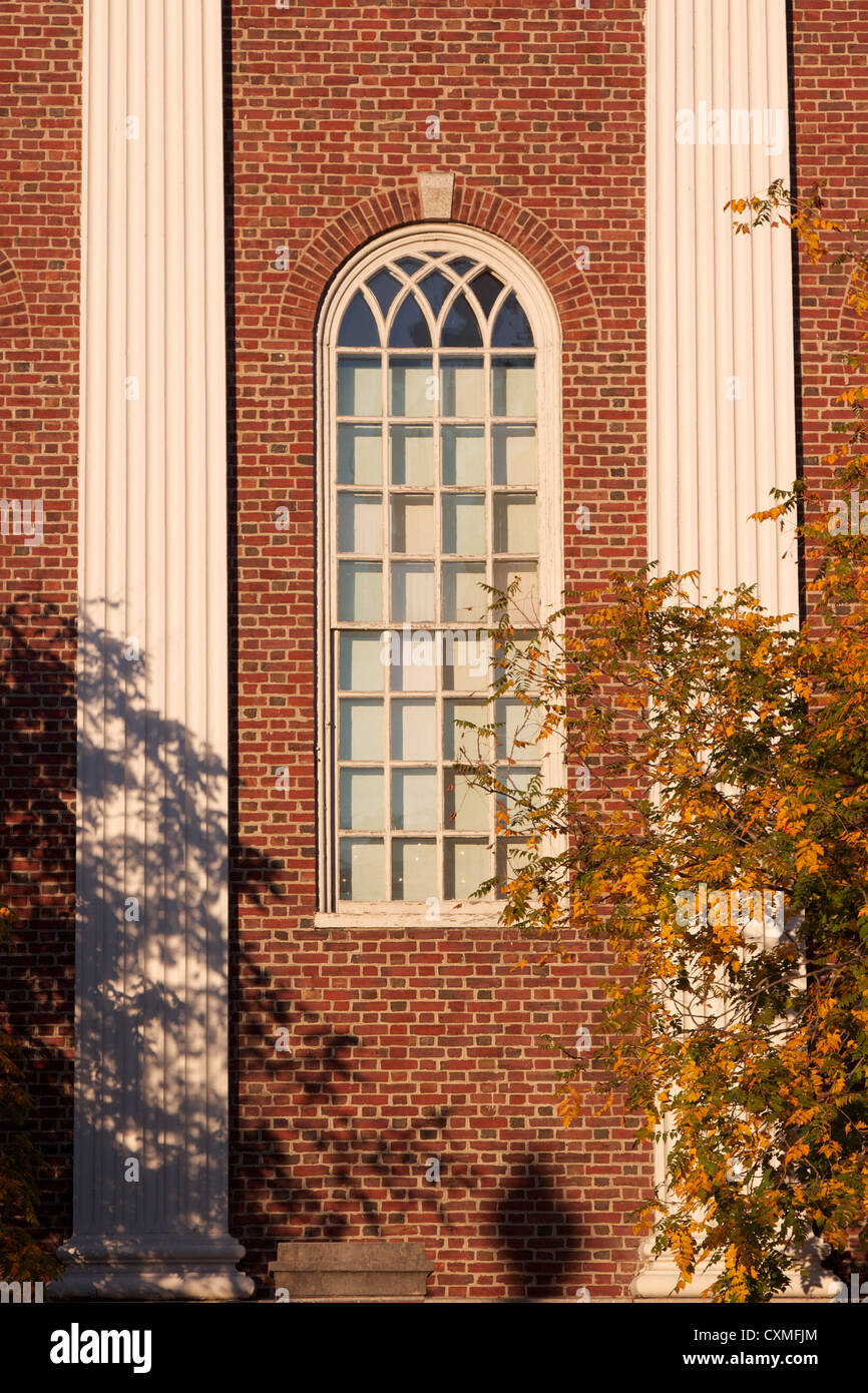 Fenêtre à la brique rouge typique située à l'Université de Harvard à Cambridge, MA, USA. Banque D'Images