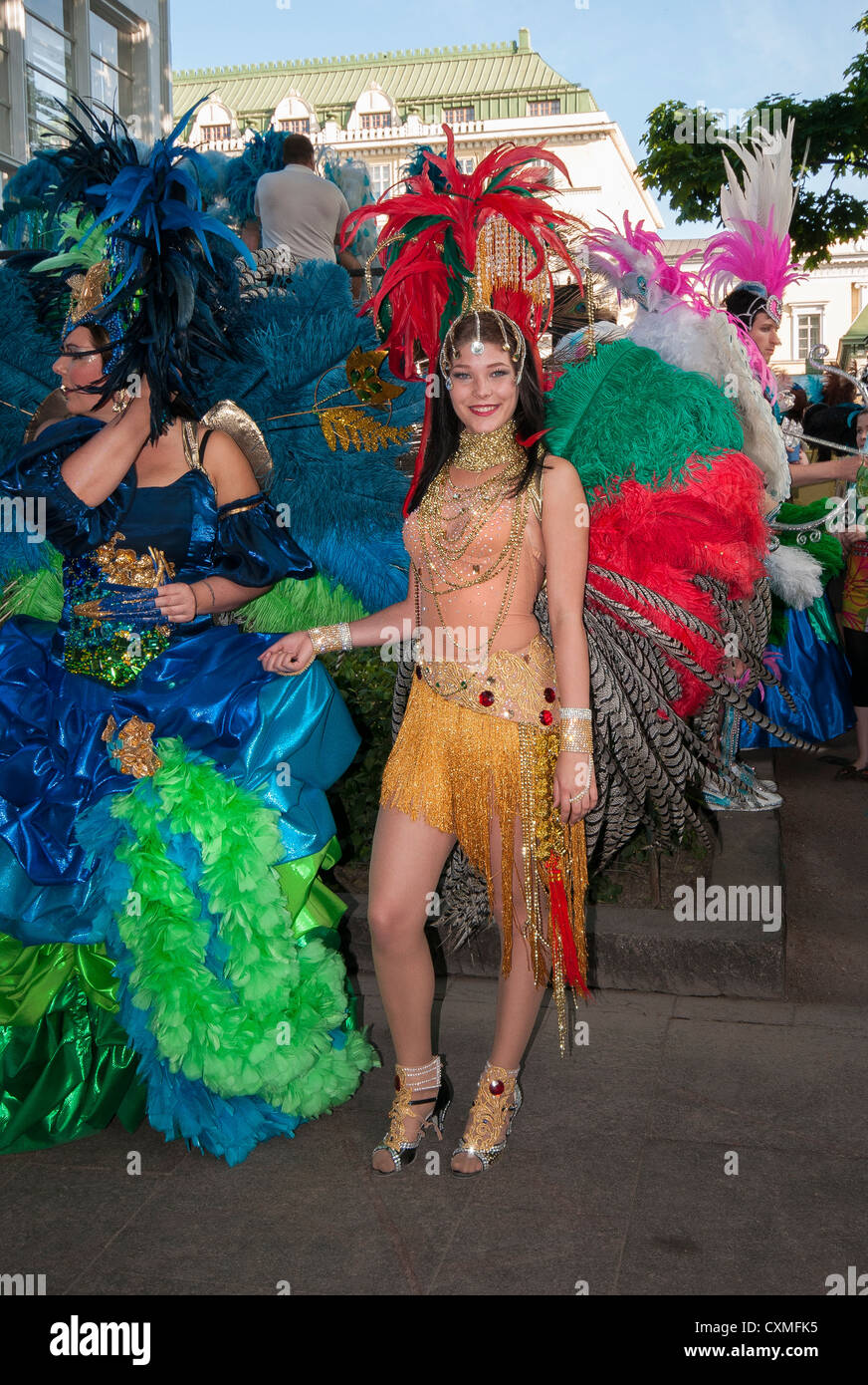 Dame montrant outre de son costume de carnaval au Carnaval de Samba d'Helsinki, Helsinki parc Esplanadi Banque D'Images