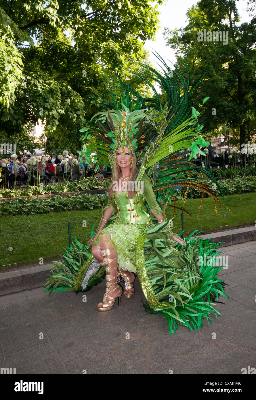 Dame montrant outre de son costume de carnaval au Carnaval de Samba d'Helsinki, Helsinki parc Esplanadi Banque D'Images