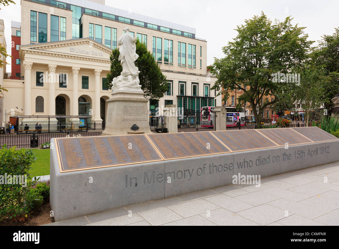 Titanic memorial garden en raison de l'hôtel de ville avec de nouveaux noms de victimes liste plinthe qui est mort. L'Irlande du Nord Belfast Banque D'Images