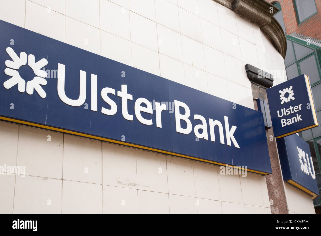 Ulster Bank signe avec logo RBS dans le centre-ville de Belfast, County Antrim, Northern Ireland, UK Banque D'Images
