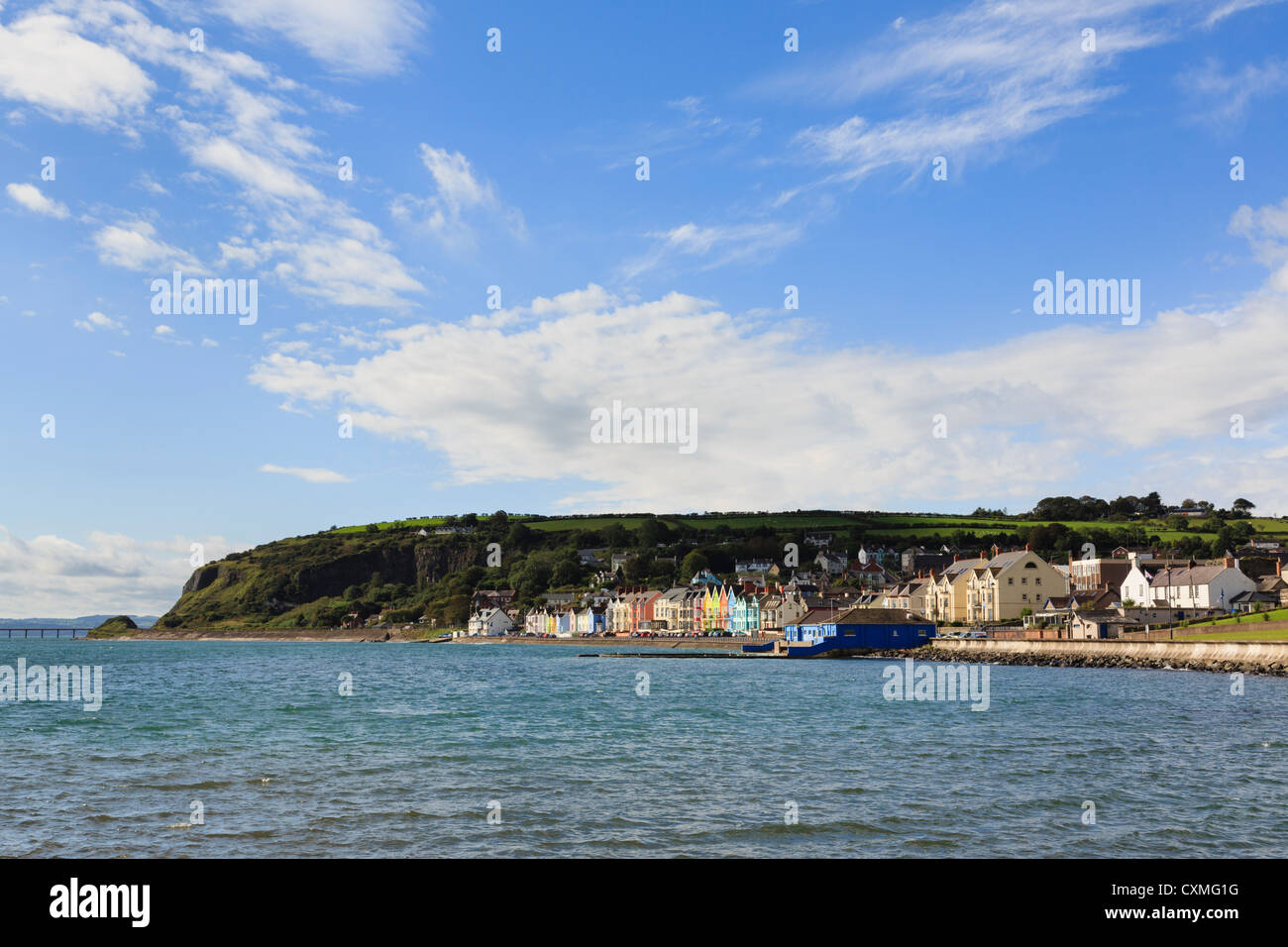 Vue sur la baie de petite ville balnéaire de Whitehead sur Belfast Lough, comté d'Antrim, en Irlande du Nord, Royaume-Uni Banque D'Images