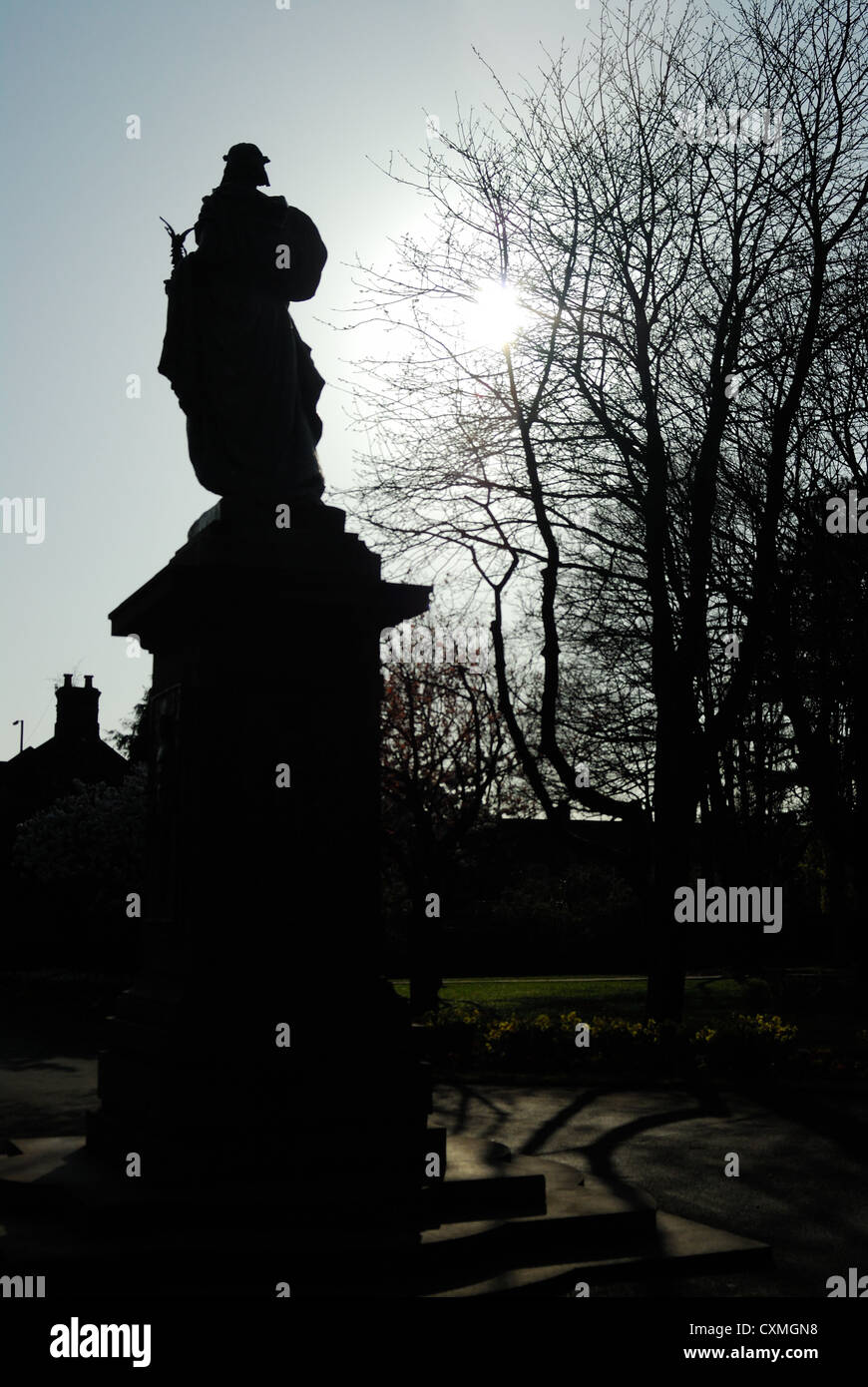 Statue en silhouette dans park Banque D'Images