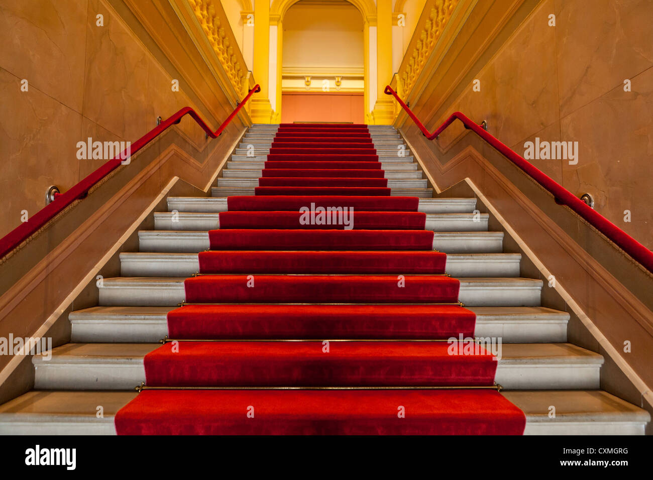Escalier bordé de tapis rouge Banque D'Images
