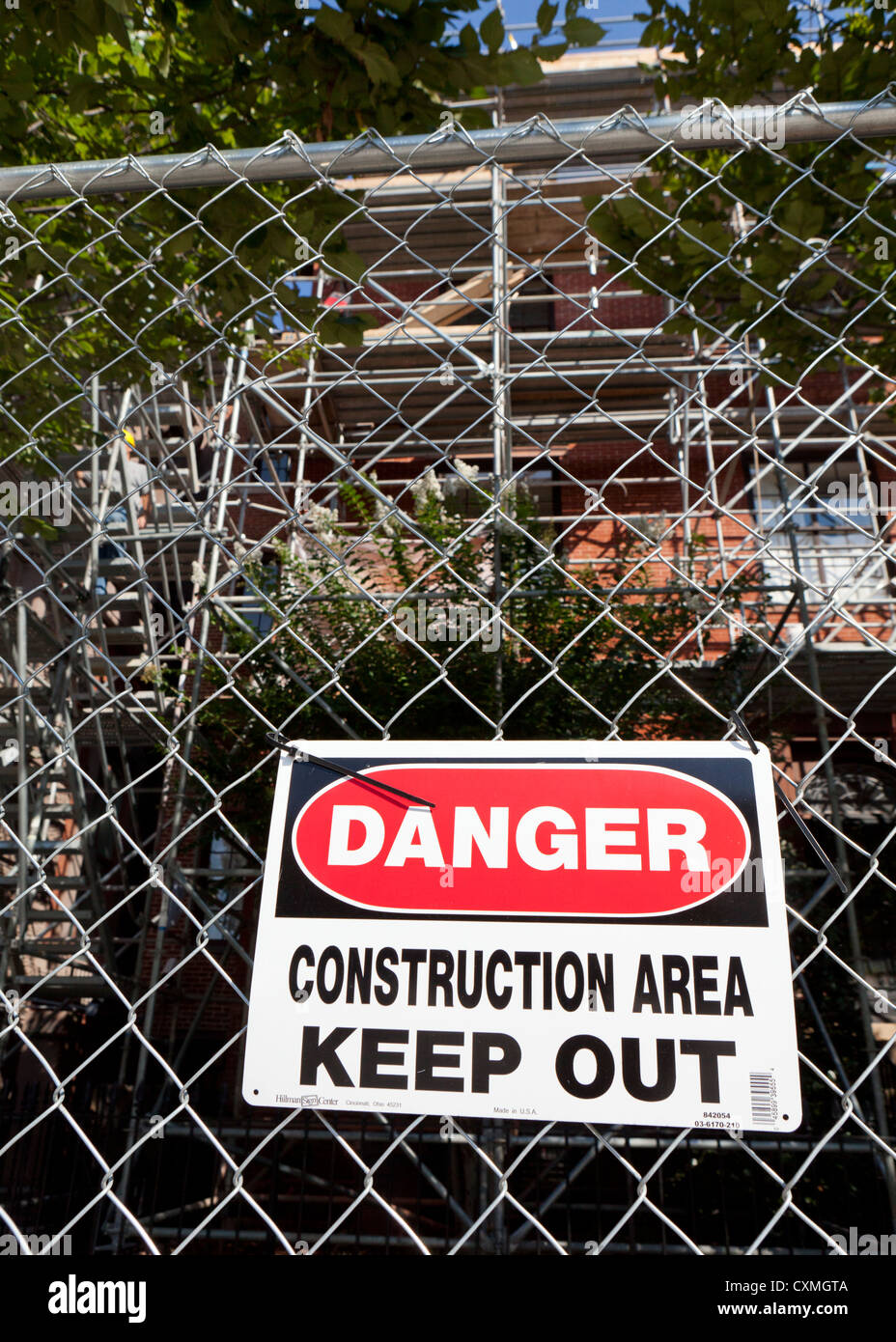 Le signe de danger zone de construction sur terrain clos Banque D'Images