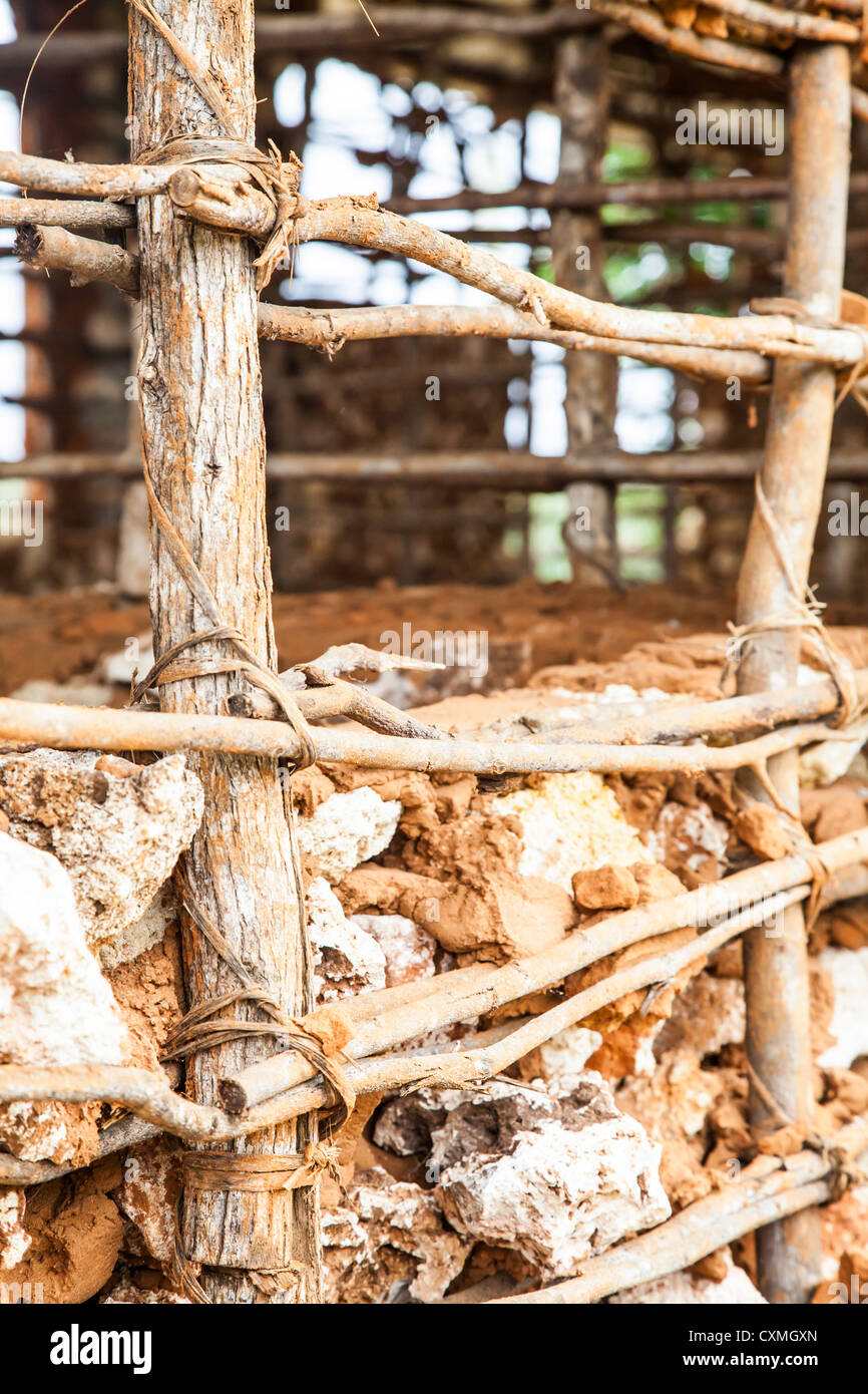 Kenya, Malindi ville. Détail de technique traditionnelle pour construire les maisons des pauvres Banque D'Images
