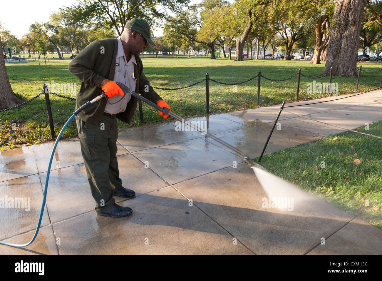 Employé Municipal lavage sous pression trottoir - Washington, DC USA Banque D'Images