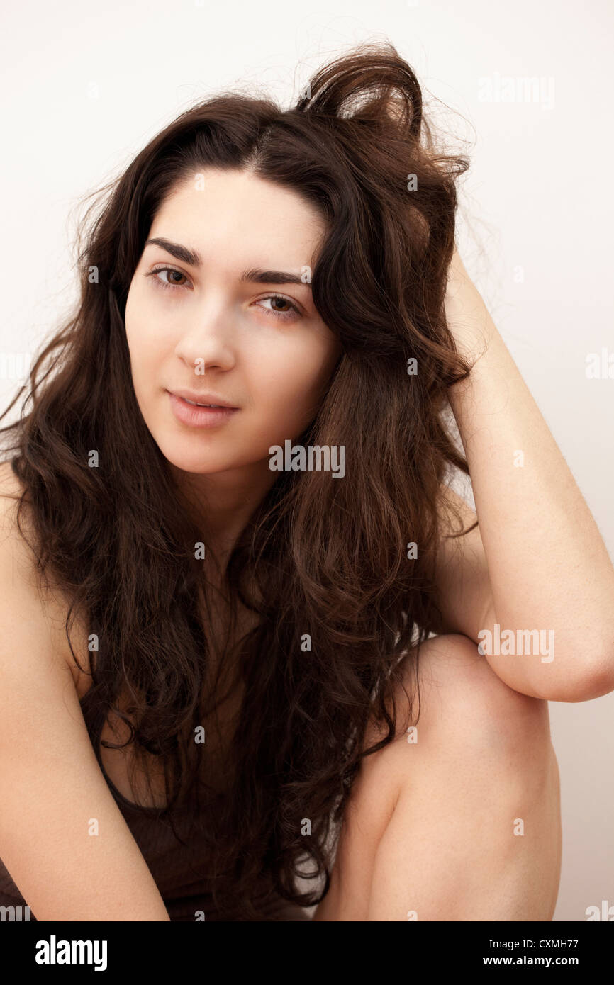 Jeune femme aux longs cheveux bruns portrait Banque D'Images