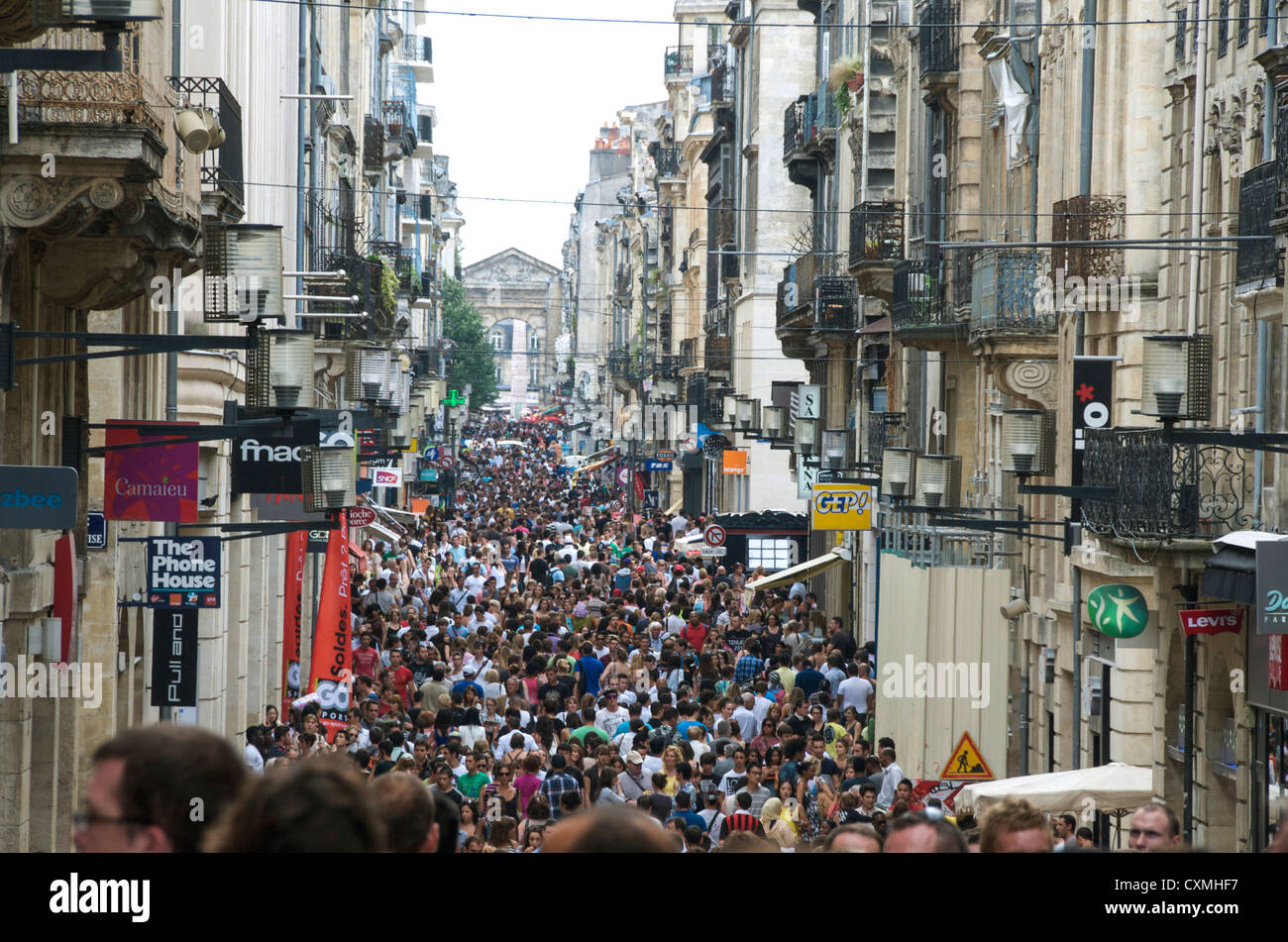 La foule des magasins le premier jour de la vente, la rue Sainte Catherine, Bordeaux, Gironde, France Banque D'Images