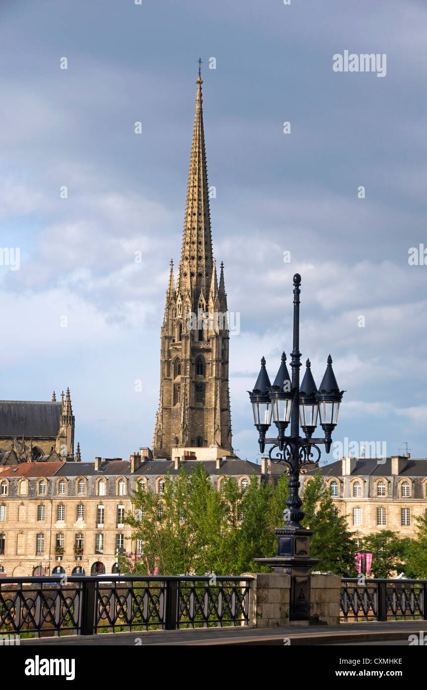 Le pont Vieux Pont de Pierre, tour de l'église Saint Michel, la ville de Bordeaux, Aquitaine, Gironde, France Banque D'Images