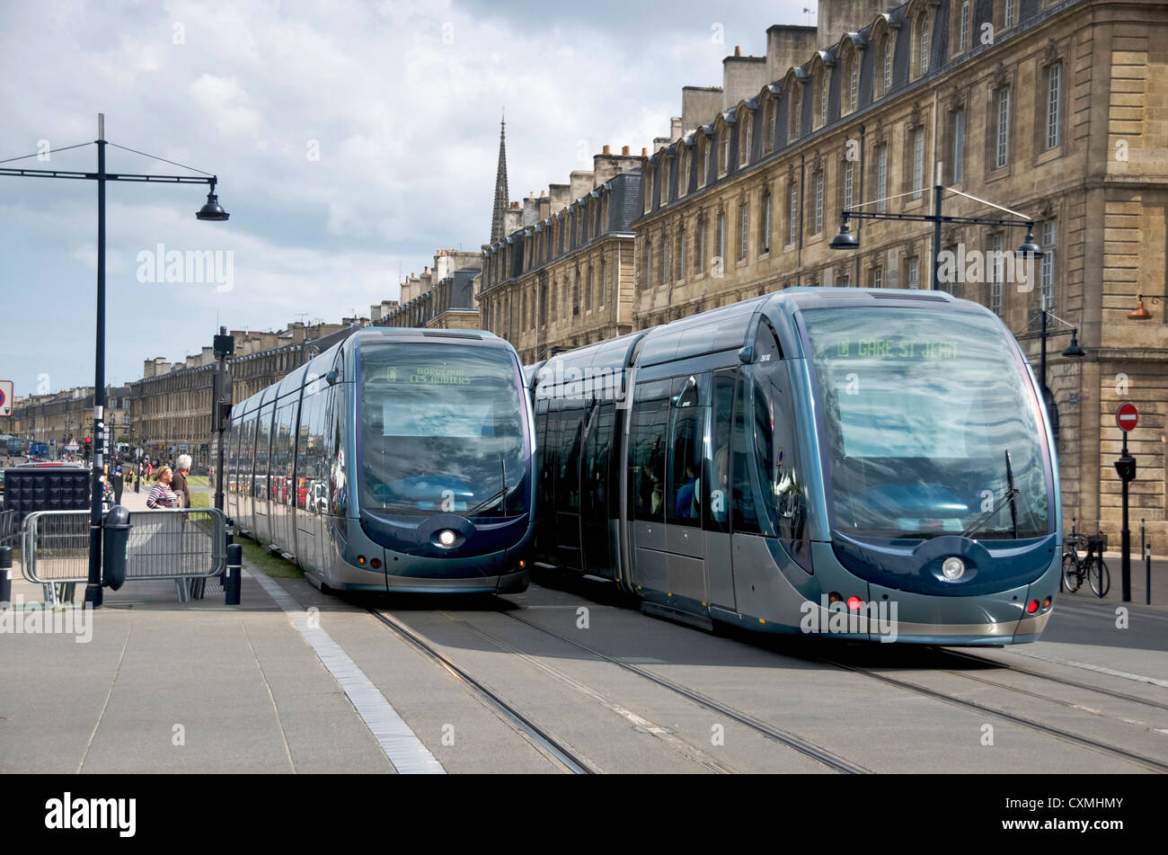 Les transports publics tramway dans vieux Bordeaux, France, Europe Banque D'Images