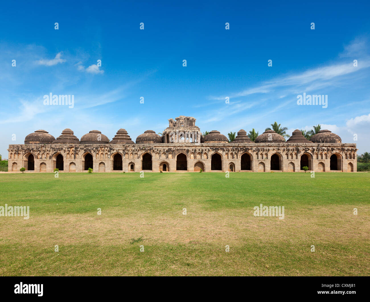 Les ruines anciennes écuries, de l'éléphant Royal Centre. Hampi, Karnataka, Inde. Panorama cousus Banque D'Images
