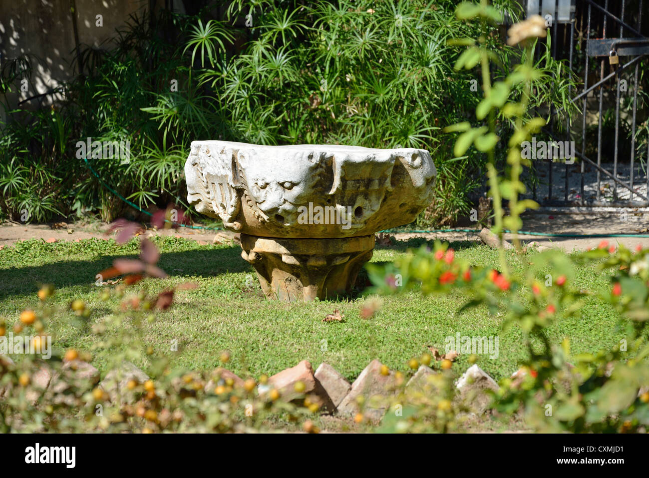 Ancienne fontaine turque dans les jardins du Musée Archéologique de Chania, Chania, Chania, Crete, Crete Région Région, Grèce Banque D'Images