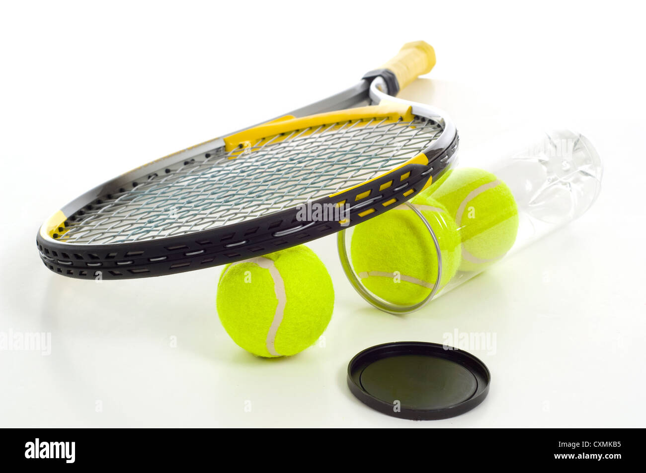 Nouvelle balle de tennis et une raquette de tennis sur fond blanc avec copie espace Banque D'Images