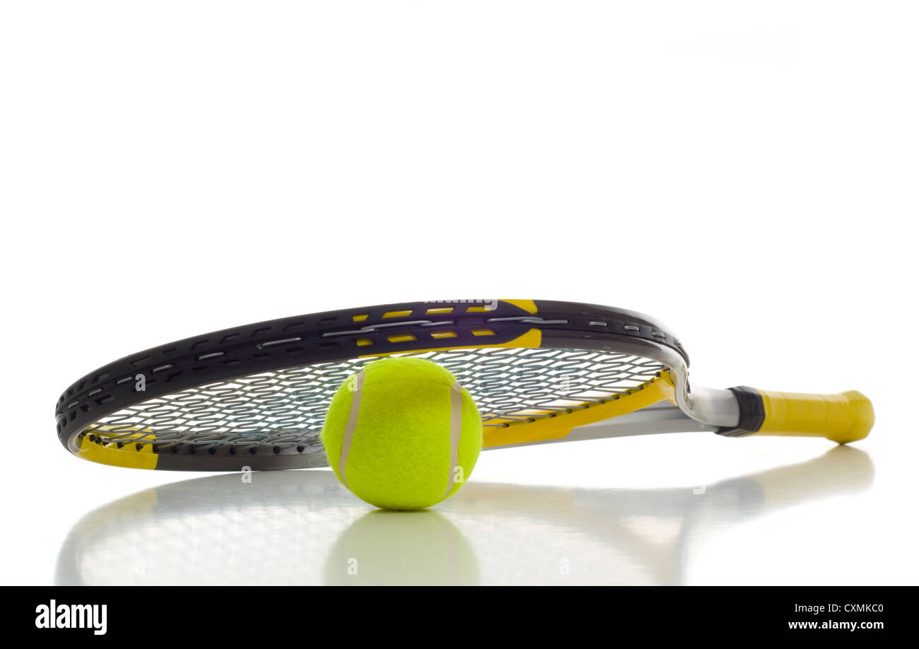 Balle de tennis racket on white background with copy space Banque D'Images