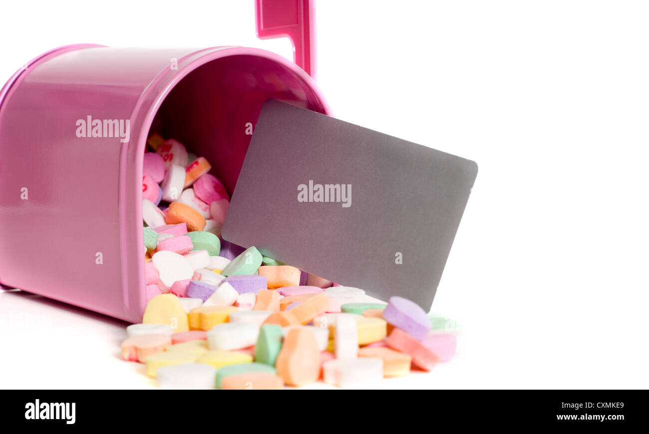 Une boîte de messagerie rose avec des coeurs et une conversation vide  fallin notecard sur un fond blanc, la Saint-Valentin, avec copie espace  Photo Stock - Alamy