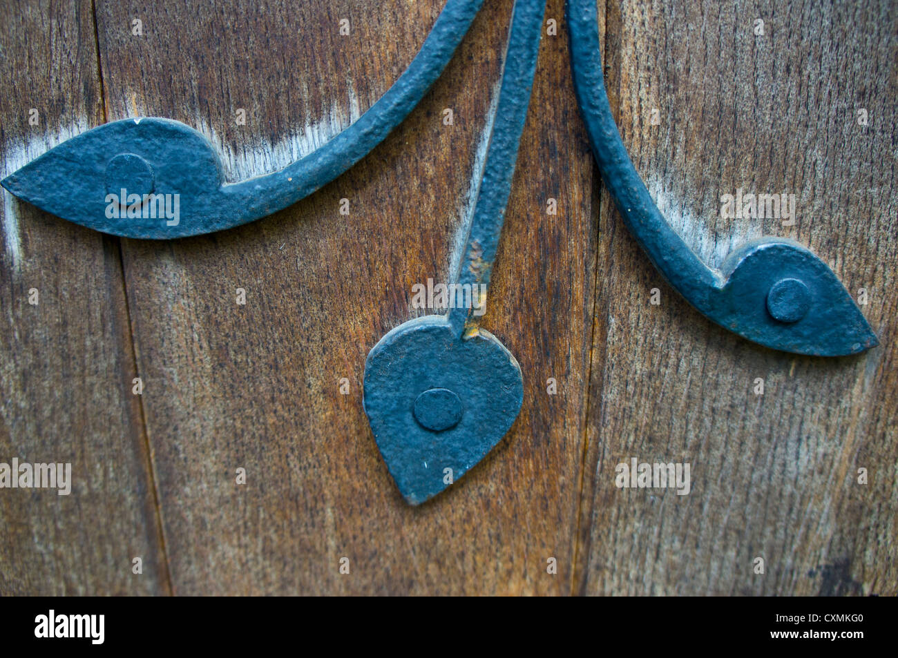 La ferronnerie ouvragée sur l'église en bois, une vieille porte. Banque D'Images