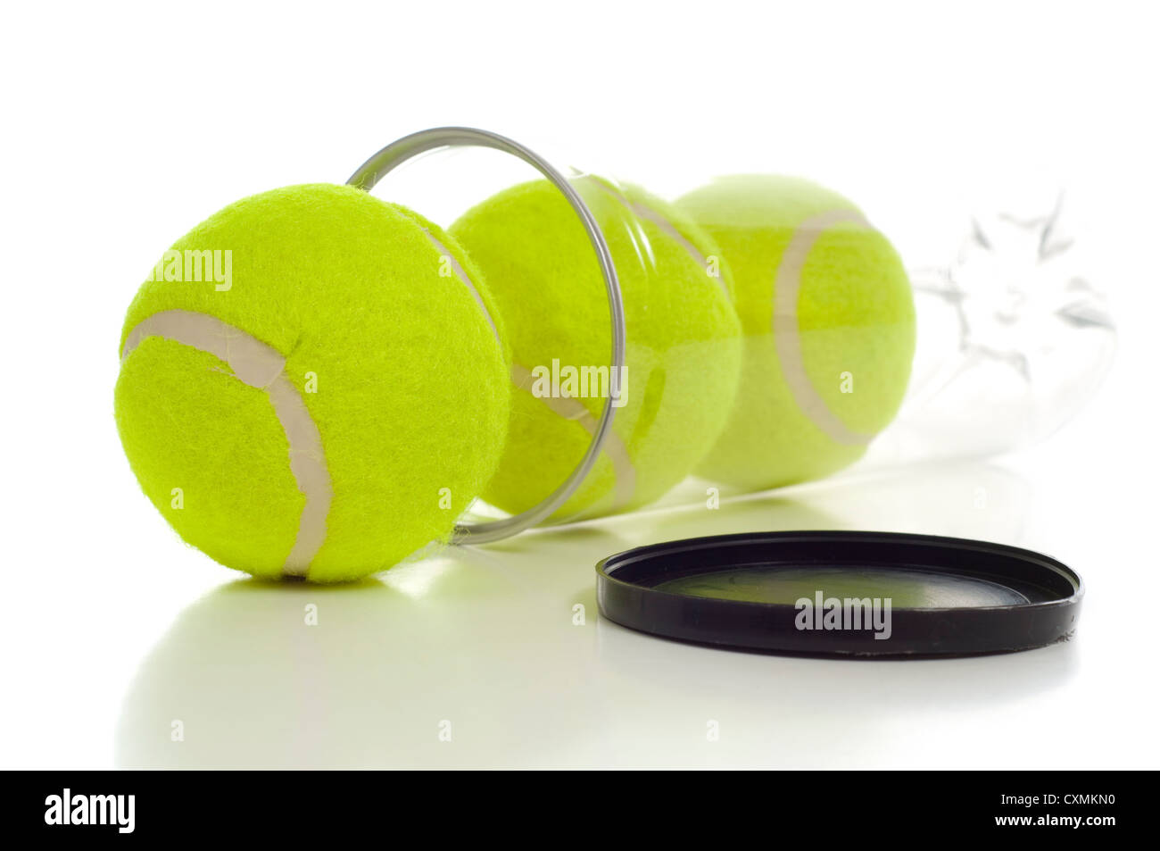 Une boîte de balles de tennis fraîche sur un fond blanc Banque D'Images