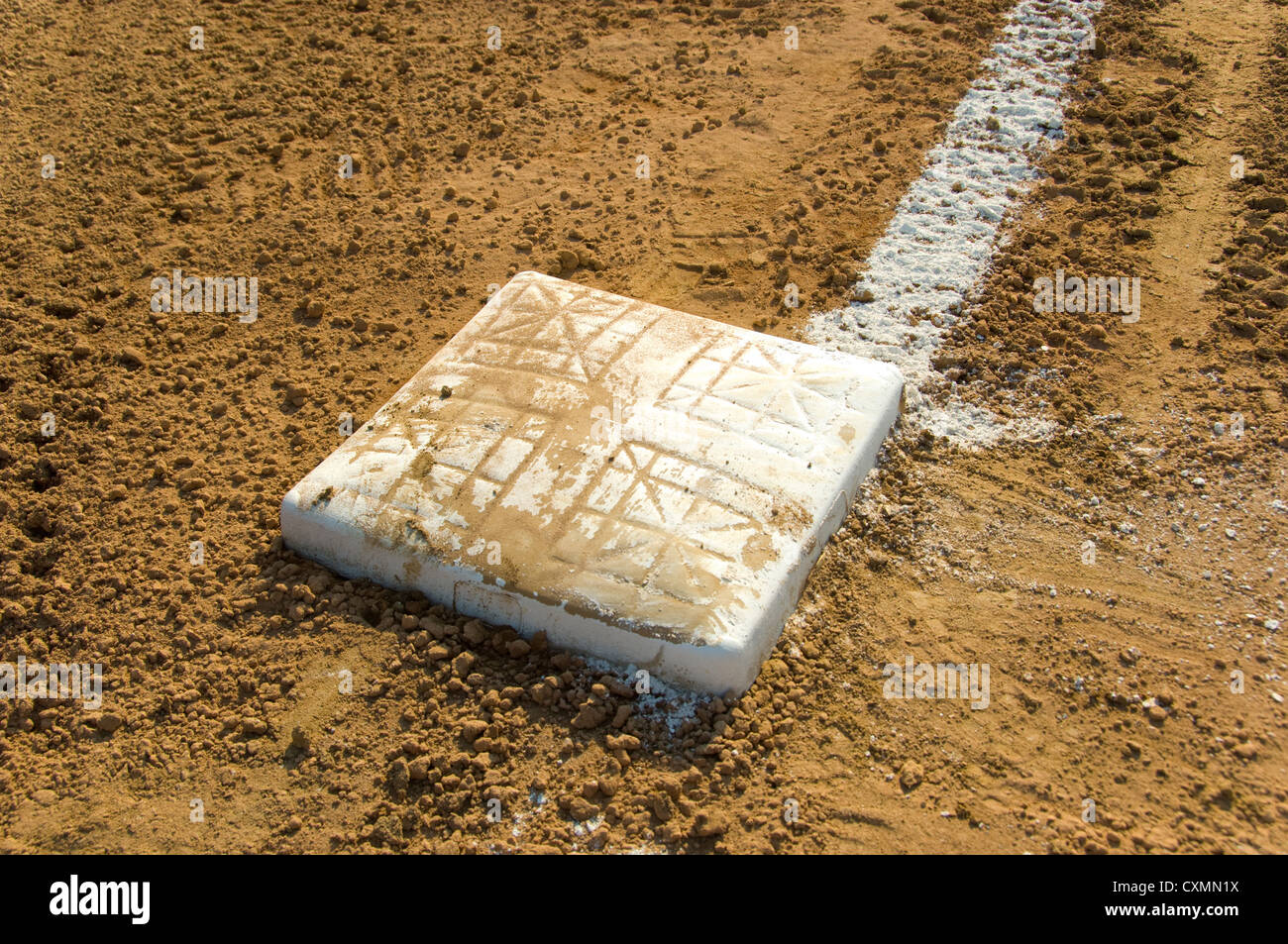 Une sale première base sur un terrain de baseball Banque D'Images