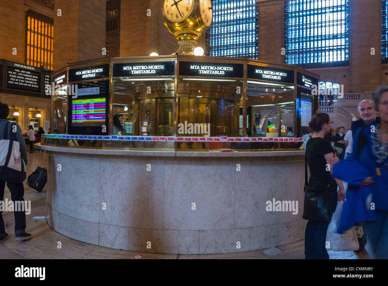 New York, les touristes visitant, comptoir d'information à l'intérieur de la gare Grand Central Building, Manhattan Banque D'Images