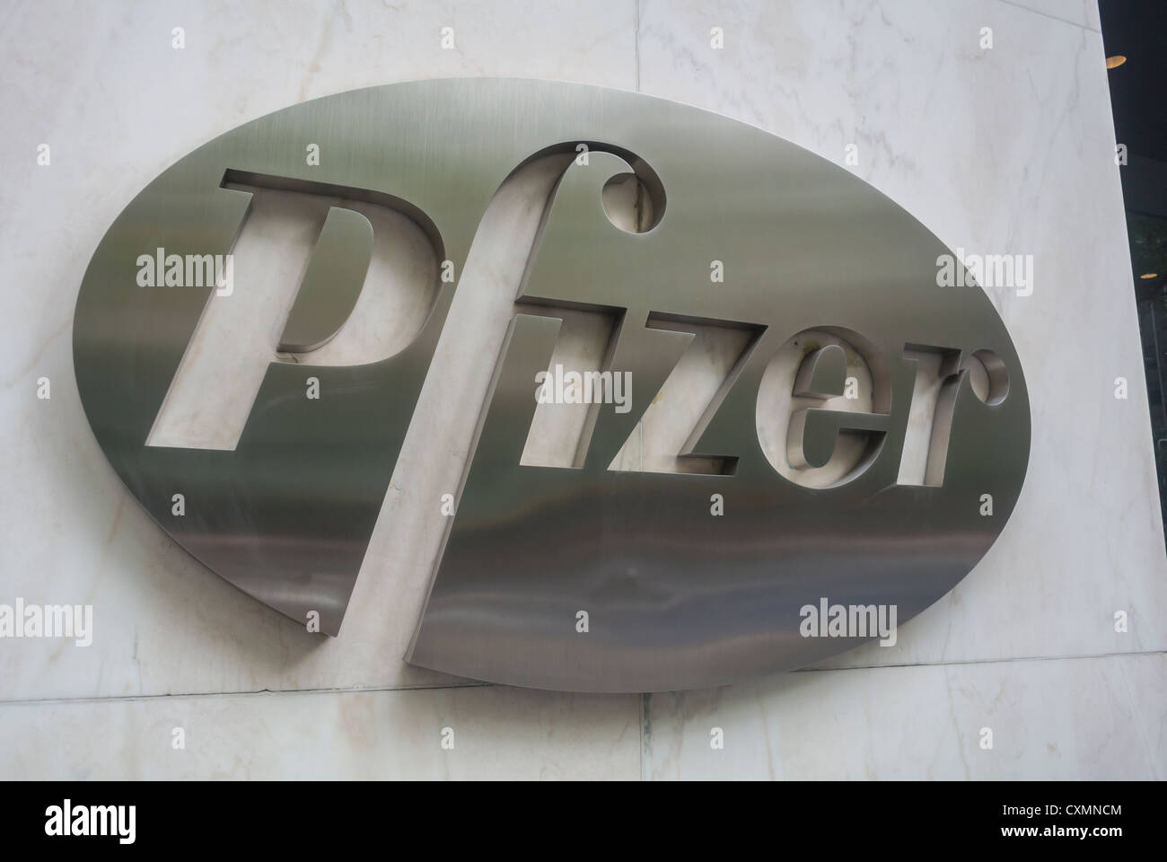 New York, Pfizer Pharmaceutical Corporation, World Headquarters Building dans le centre de Manhattan, détail, signe Nom Marque Banque D'Images