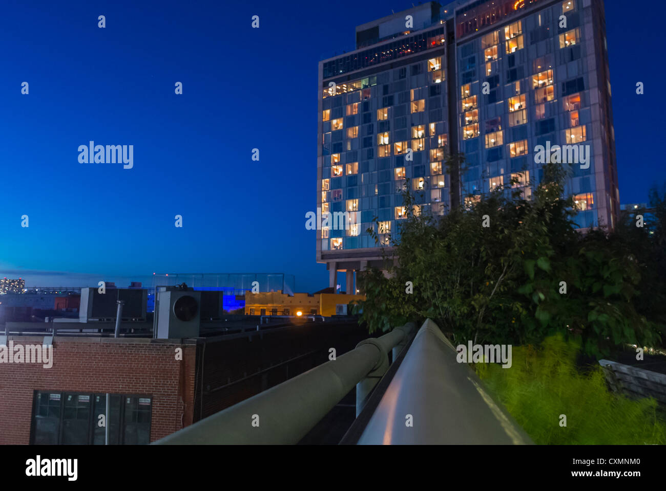 New York, NY, USA, Street Scenes, 'The Standard Hotel' sur le High Line Garden, dans le Meatpacking District , nuit Banque D'Images