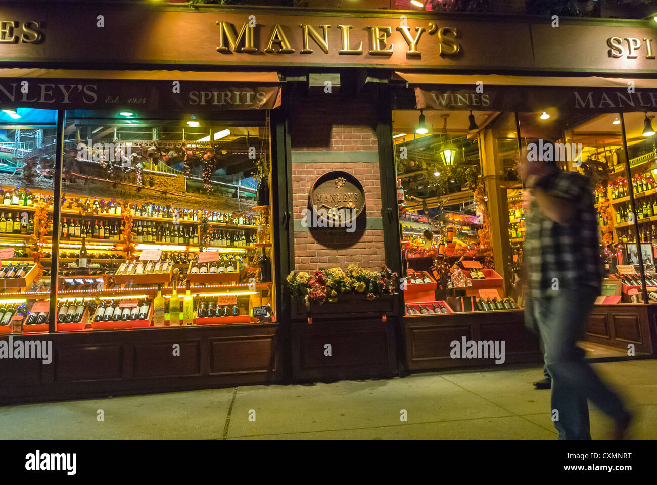 New York, Street Scenes, Man Shopping à Greenwich Village, Marche près des fenêtres de Manley's Wine Shop Front Small Shops Night Banque D'Images