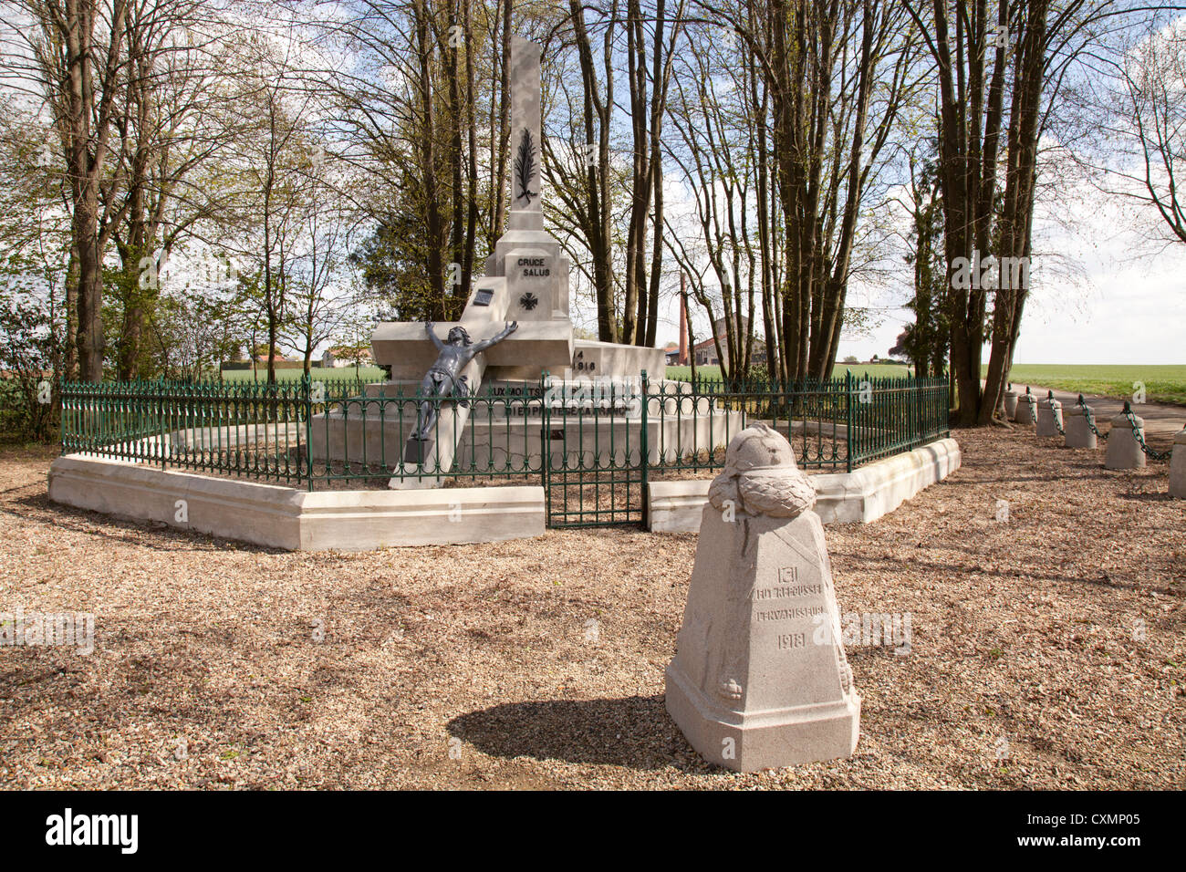 Croix sur la plaine de Confrecourt brisee en Picardie dans le nord de la France. Un monument aux morts français et allemands. Banque D'Images