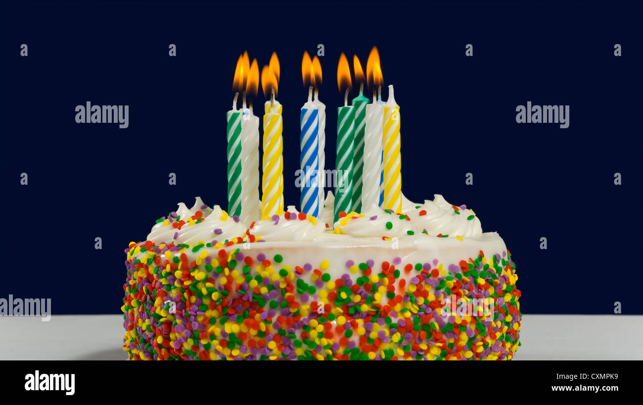 Gateau Anniversaire Bonbons Blanc Avec Paillettes Bougies Multicolores Sur Fond Bleu Fonce Photo Stock Alamy
