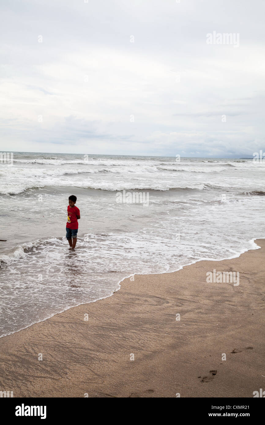 Lonely Boy à la plage de Kuta à Bali Banque D'Images