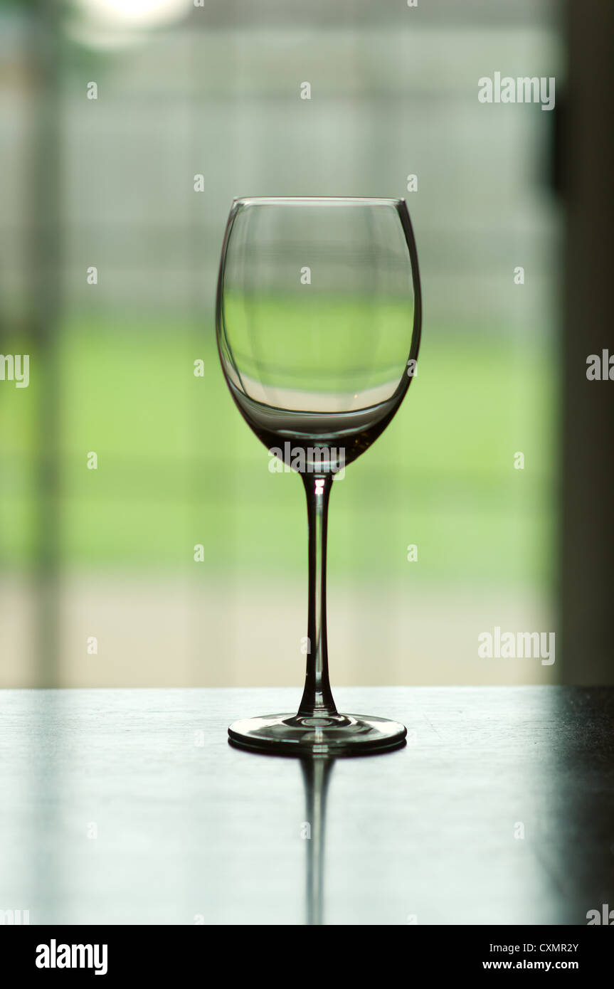 Très faible profondeur de champ photo d'un seul verre de vin vide sur une  table Photo Stock - Alamy