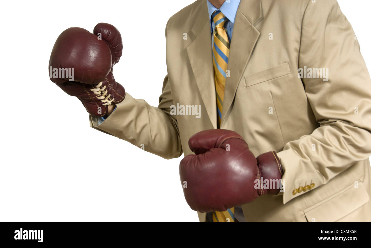 Homme en costume d'affaires avec des gants de boxe sur fond blanc Photo  Stock - Alamy