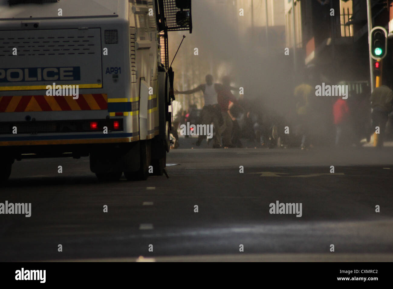 Manifestants et journalistes cannoned de l'eau par la police après l'Alliance démocratique (DA) et le Cosatu partisans se sont affrontés à Johannesburg Banque D'Images