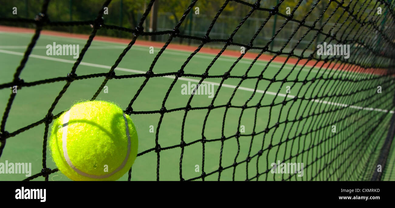 Jaune verdâtre brillant, balle de tennis sur ciment fraîchement peint Banque D'Images