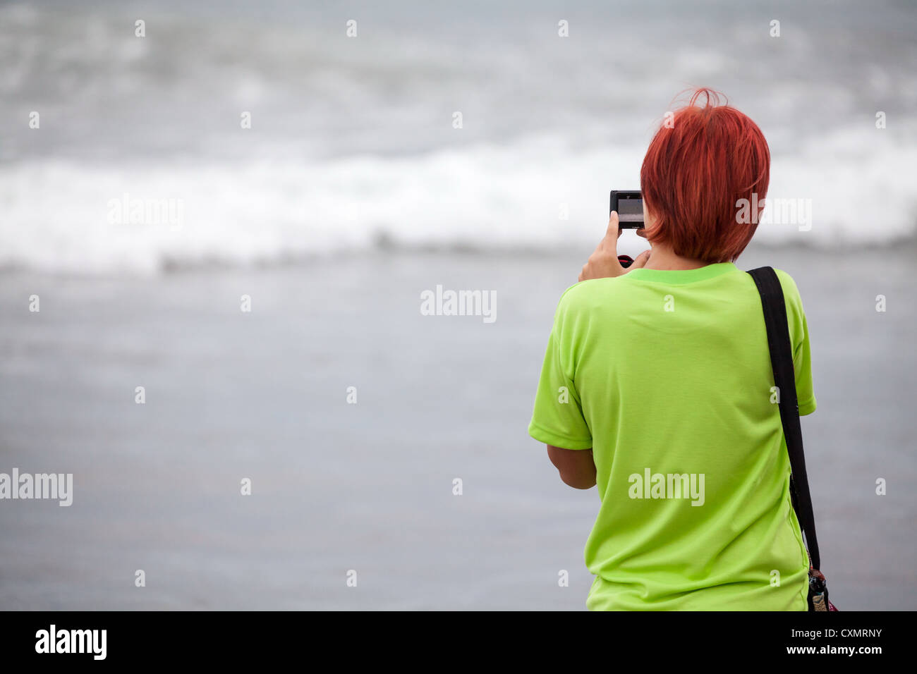 Femme à prendre des photos sur la plage de Kuta à Bali Banque D'Images