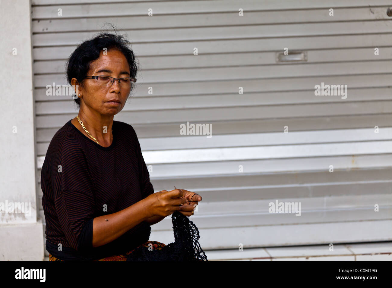 Femme travail artisanal sur Bali Banque D'Images